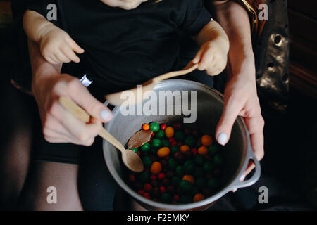 Madre e figlia insieme giocando a casa Foto Stock