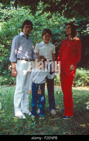 Der deutsche Schauspieler Christian Wolff mit Ehefrau Marina Handloser und den Söhnen (Patrick vorn); Deutschland 1980er Jahre. Attore tedesco Christian Wolff con sua moglie Handloser Marina e i suoi figli più giovani (Patrick, anteriore), Germania degli anni ottanta. 24x36VAID58 Foto Stock