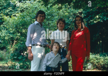 Der deutsche Schauspieler Christian Wolff mit Ehefrau Marina Handloser und den Söhnen (Patrick vorn); Deutschland 1980er Jahre. Attore tedesco Christian Wolff con sua moglie Handloser Marina e i suoi figli più giovani (Patrick, anteriore), Germania degli anni ottanta. 24x36VAID58 Foto Stock