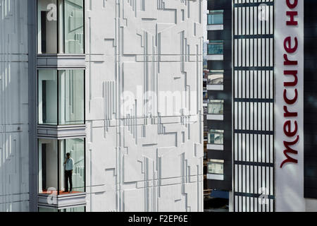 In prossimità dei lati che mostra il concerto artwork sul lato dell'edificio incorniciato da vicino Mercure hotel in Piccadilly Foto Stock