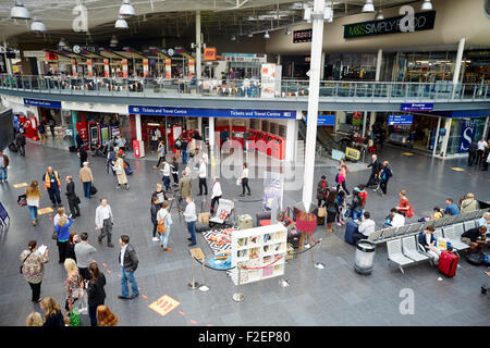 I clienti a Manchester Piccadilly godetevi il pop-up lounge per incoraggiarli a prendere un paio di minuti per leggere, dopo TransPennine Foto Stock