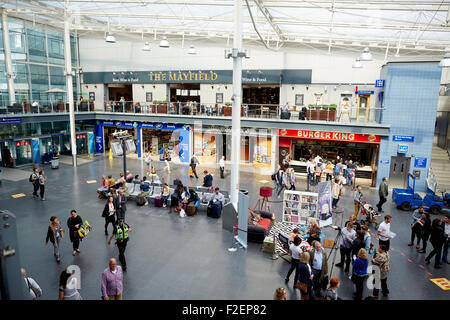 I clienti a Manchester Piccadilly godetevi il pop-up lounge per incoraggiarli a prendere un paio di minuti per leggere, dopo TransPennine Foto Stock