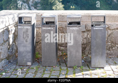 Separazione dei rifiuti e cassonetti per il riciclaggio nel Santuario di Arantzazu. O ti. Gipuzkoa. Paese basco. Spagna. Foto Stock