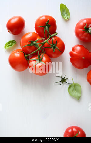 Pomodori rossi ramo su lavagne bianche, cibo fresco Foto Stock