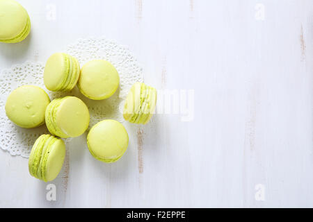 Amaretti su uno sfondo bianco, vista dall'alto Foto Stock