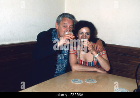 Der bayerische Volksschauspieler und Sänger Maxl Graf mit Sängerin Lydia Huber, Deutschland 1980er Jahre. Bavarian attore e cantante Maxl Graf con il cantante Lydia Huber, Germania degli anni ottanta. 24x36diam158 Foto Stock