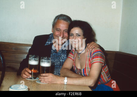 Der bayerische Volksschauspieler und Sänger Maxl Graf mit Sängerin Lydia Huber, Deutschland 1980er Jahre. Bavarian attore e cantante Maxl Graf con il cantante Lydia Huber, Germania degli anni ottanta. 24x36diam158 Foto Stock