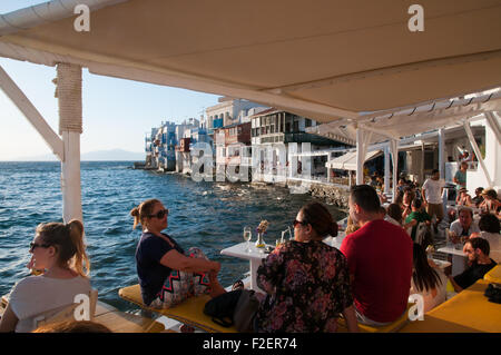 Per coloro che godono di un drink serale al bar sul fronte mare di Mykonos, Little Venice Foto Stock