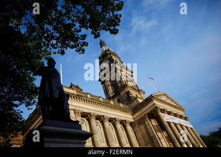 Bolton Town Hall di fronte a Victoria Square a Bolton, Greater Manchester, Inghilterra, fu costruito tra il 1866 e il 1873 per la contea B Foto Stock