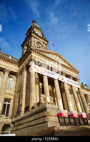 Bolton Town Hall di fronte a Victoria Square a Bolton, Greater Manchester, Inghilterra, fu costruito tra il 1866 e il 1873 per la contea B Foto Stock