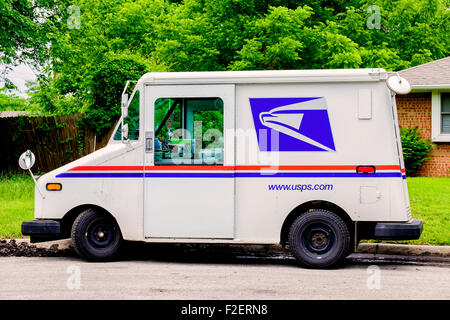 Un parcheggiato USPS mail delivery carrello in una città di Oklahoma, Oklahoma, Stati Uniti d'America quartiere. Foto Stock