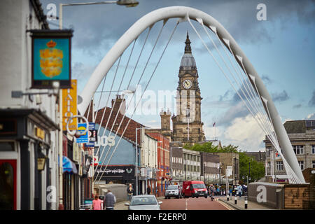 Bolton town hall nella contea di Lancashire incorniciato da ponte Gateway Arch copyspace grado 2 due elencati edificio torre dell orologio Foto Stock