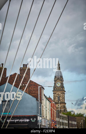 Bolton town hall nella contea di Lancashire incorniciato da ponte Gateway Arch copyspace grado 2 due elencati edificio torre dell orologio Foto Stock