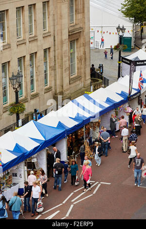 ALDI sponsorizzato decimo Bolton Food and Drink Festival 2015 di stallo di mercato da sopra la navigazione street negozi di shopping shopper stor Foto Stock