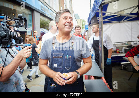 ALDI sponsorizzato decimo Bolton Food and Drink Festival 2015 John Torode MasterChef famose celebrità famosa figura pubblica star noto Foto Stock