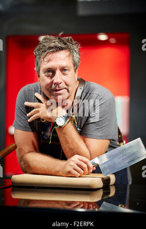 ALDI sponsorizzato decimo Bolton Food and Drink Festival 2015 australiano John Torode MasterChef ritratto con grande coltello guarda su p Foto Stock