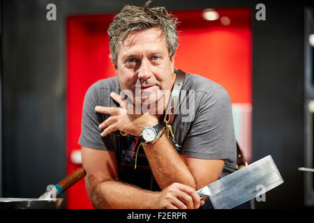 ALDI sponsorizzato decimo Bolton Food and Drink Festival 2015 australiano John Torode MasterChef ritratto con grande coltello guarda su p Foto Stock