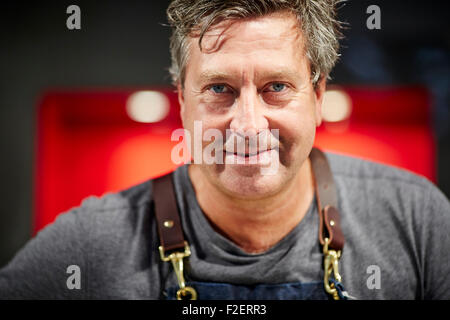 ALDI sponsorizzato decimo Bolton Food and Drink Festival 2015 australiano John Torode MasterChef ritratto con grande coltello guarda su p Foto Stock