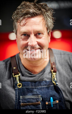 ALDI sponsorizzato decimo Bolton Food and Drink Festival 2015 australiano John Torode MasterChef ritratto con grande coltello guarda su p Foto Stock