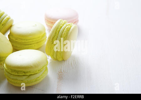 Gustosi amaretti su lavagne bianche, close up Foto Stock