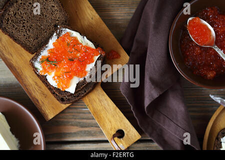 Sandwich con caviale sul bordo, cibo Foto Stock