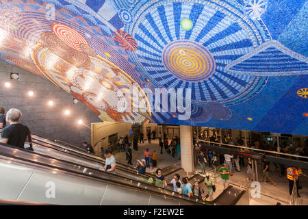 Centinaia di visitatori di ammirare il nuovo 34th Street-Hudson cantieri stazione terminale in 7 linea di metropolitana estensione a New York sulla sua grande apertura, domenica 13 settembre, 2015. Il nuovo tunnel da Times Square termina 108 metri sotto il livello stradale a West 34th Street e undicesima Avenue a pochi passi dall'rezoned 45 blocco cantieri Hudson lo sviluppo. È la prima stazione della metropolitana per aprire in 26 anni e la prima estensione di linea in 60 anni. Il mosaico artwork è intitolata "Funktional vibrazioni" (2014) da Xenobia Bailey. (© Richard B. Levine) Foto Stock