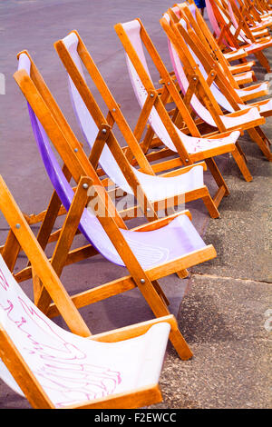 Effetto pittorica di sdraio a Weymouth Esplanade in giugno Foto Stock