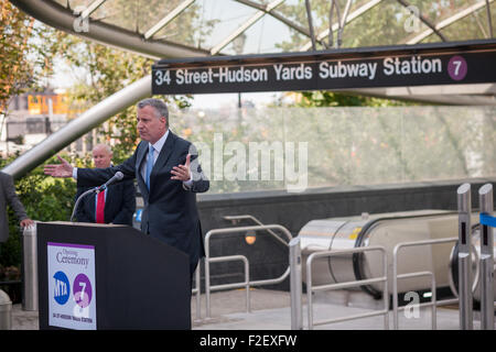 Il sindaco di New York Bill de Blasio parla al nuovo 34th Street-Hudson cantieri stazione terminale in 7 linea di metropolitana interno sul suo grande apertura, domenica 13 settembre, 2015. Il nuovo tunnel da Times Square termina 108 metri sotto il livello stradale a West 34th Street e undicesima Avenue a pochi passi dall'rezoned 45 blocco cantieri Hudson lo sviluppo. È la prima stazione della metropolitana per aprire in 26 anni e la prima estensione di linea in 60 anni. (© Richard B. Levine) Foto Stock