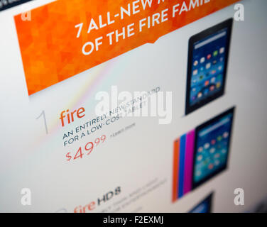 Sito web di Amazon la promozione del loro nuovo $49.99 mercato di massa Fire tablet giovedì, 17 settembre 2015. Il nuovo tablet con un prezzo punto significava per impostarlo a parte nel mercato tablet, è stato introdotto con numerosi altri prodotti inclusi nuovi formati più grandi e il suo fuoco TV. (© Richard B. Levine) Foto Stock