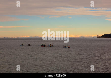 Il team di canottaggio sul mare Trieste, Italia Foto Stock