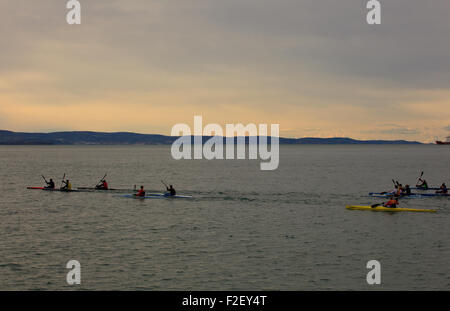 Il team di canottaggio sul mare Trieste, Italia Foto Stock