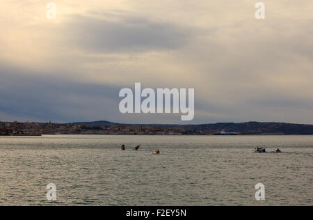 Il team di canottaggio sul mare Trieste, Italia Foto Stock