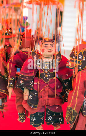 Burattini sul display di vendita in un negozio di souvenir, Luang Prabang, Laos Foto Stock