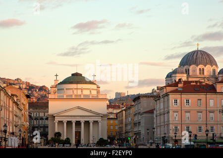 Vista di San Antonio e la Chiesa Ortodossa di San Spiridione a Trieste Foto Stock