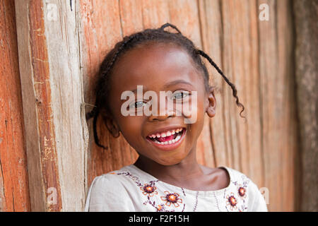 Close up ritratto di malgasci sorridente bambina con capelli intrecciati, Vatovavy Fitovinany, Madagascar, Africa Sud-est Foto Stock