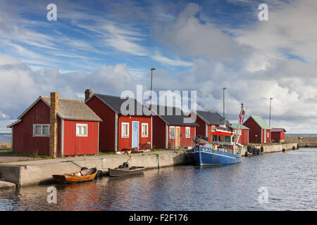 Red case di pescatori / rorbuer cabine e la pesca in barca nel porto di Graesgard / Gräsgård, Öland, Svezia Foto Stock