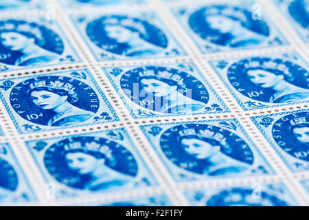 Foglio di anni cinquanta la British Royal Mail 10d blue francobolli dal Wildings problema definitivo con il ritratto della regina Elisabetta II. Foto Stock