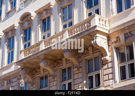 Vista del balcone neoclassico a Trieste, Italia Foto Stock