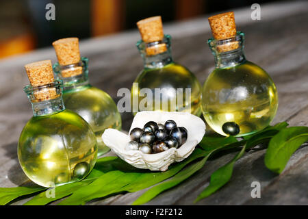 Tahiti, Polinesia francese, 2013: palloni artigianale di monoi olio con una perla Tahitiana Foto Stock