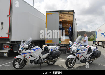 Calais (Francia settentrionale), Agosto 2014: i migranti illegali trovato dai poliziotti del motociclo Foto Stock