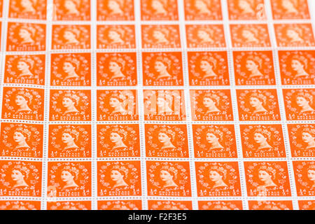 Foglio di anni cinquanta la British Royal Mail ½d orange francobolli dal Wildings problema definitivo con il ritratto della regina Elisabetta II. Foto Stock