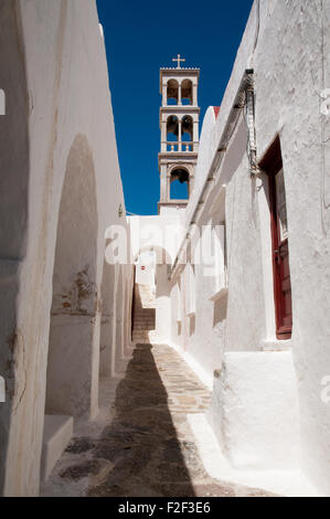 Vicolo in Panagia Tourliani Monastero, Ano Mera village, isola greca di Mykonos Foto Stock