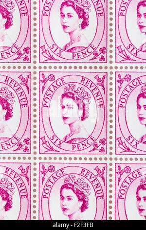 Foglio di anni cinquanta la British Royal Mail 6d viola i francobolli da Wildings problema definitivo con il ritratto della regina Elisabetta II. Foto Stock