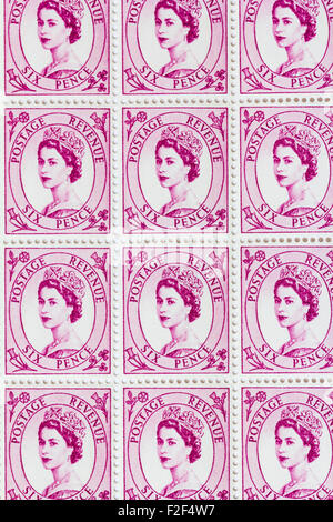 Foglio di anni cinquanta la British Royal Mail 6d viola i francobolli da Wildings problema definitivo con il ritratto della regina Elisabetta II. Foto Stock