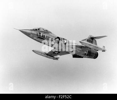 Il Lockheed F-104B Starfighter era una variante dell'F-104 progettata per scopi di addestramento. Questo specifico velivolo, 56-3720, è stato utilizzato dalla U.S. Air Force e presenta un design ad alta velocità con ala delta. Foto Stock
