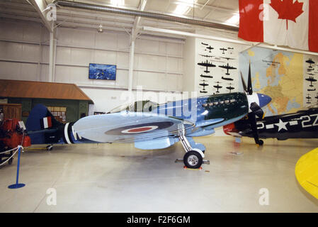 Il Supermarine Spitfire Mk XIV, con registrazione 65-648206 (N114BP), è un caccia monoposto britannico della seconda guerra mondiale. Conosciuto per la sua velocità e manovrabilità, l'Mk XIV era una delle varianti più avanzate dello Spitfire, con un motore Rolls-Royce Griffon. Foto Stock