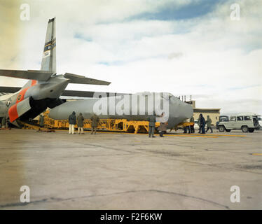 Atlas 35D i dettagli del trasporto aereo; lo scarico 35D dal C-133 a Foto Stock