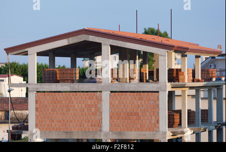 Casa sotto la costruzione di mattoni cavi realizzati in cemento armato. Foto Stock