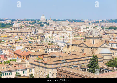 Panorama di Roma tetti e basilica di San Pietro Roma Roma Lazio Italia Europa UE Foto Stock
