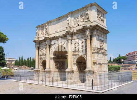 L'Arco di Costantino costruito in ANNUNCIO315 è un arco trionfale a cavallo della Via Triumphalis Roma Italia Lazio la regione Europa dell'UE Foto Stock